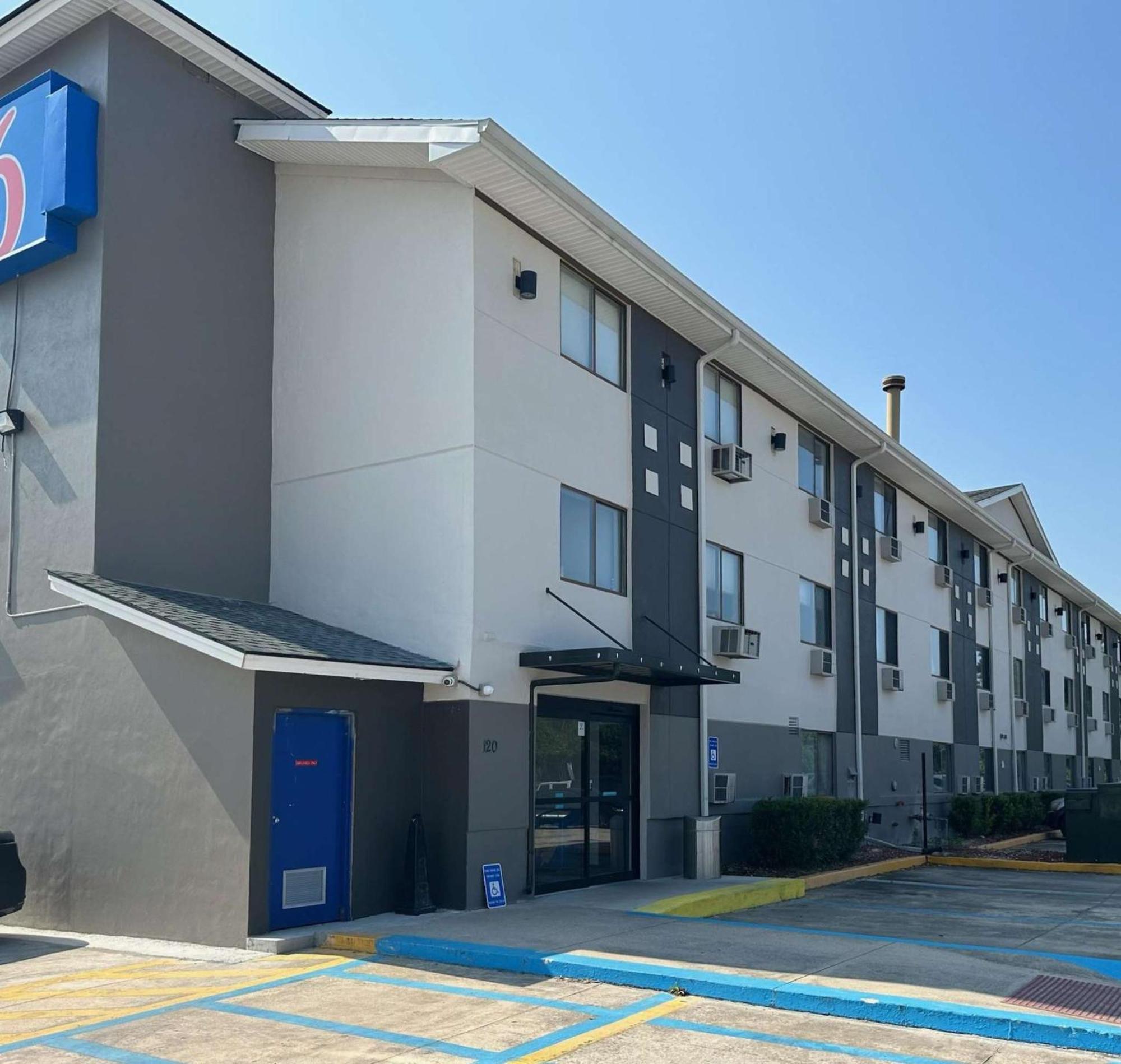 Motel 6 - Newest - Ultra Sparkling Approved - Chiropractor Approved Beds - New Elevator - Robotic Massages - New 2023 Amenities - New Rooms - New Flat Screen Tvs - All American Staff - Walk To Longhorn Steakhouse And Ruby Tuesday - Book Today And Sav Kingsland Esterno foto